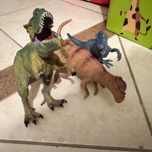 Dinosaur figures like new, set of three