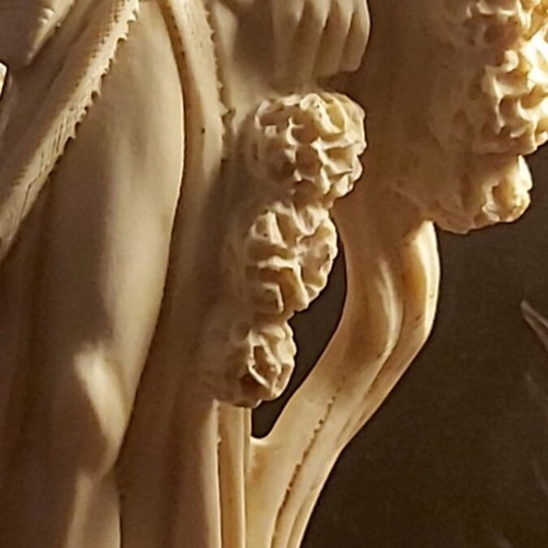 Vintage decorative figurine made of high-quality resin in ivory color, like new