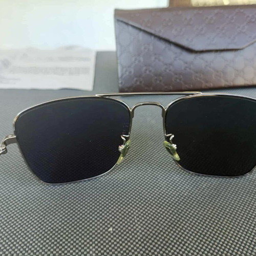 Gucci sunglasses like new, silver mirror lenses with green and red details