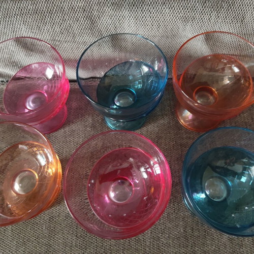Ice Cream Bowls set of 6 like new, colorful 90s design