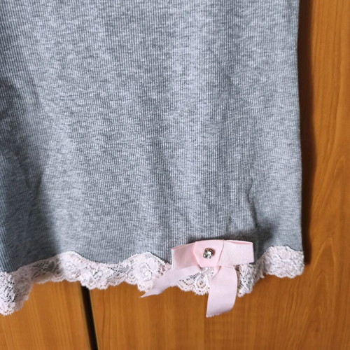 Rib short-sleeve blouse like new with lace and bow details