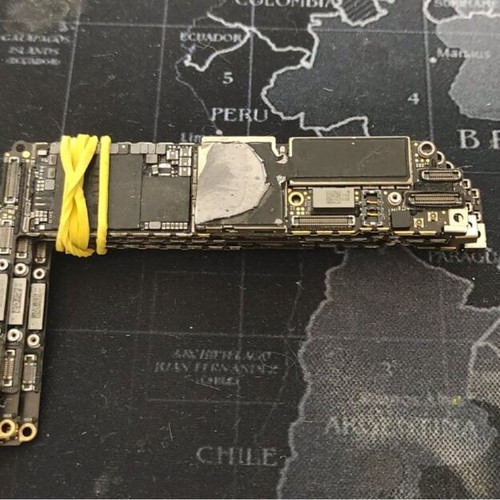 iPhone 7 motherboard used, defective for parts