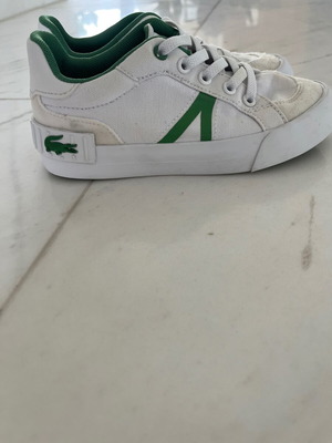 Lacoste παπούτσια αγοριού νούμερο 30 μεταχειρισμένα, λευκό καραβόπανο και καστόρ