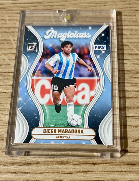 Καρτα σε ακρυλικη θηκη Diego Armando Maradona Αργεντινη Magicians Panini 2024-25