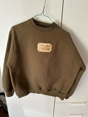 Passport sweatshirt like new, size S, green