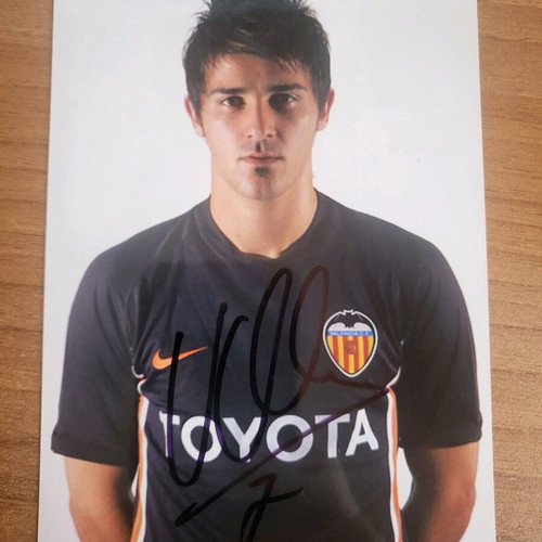 Authentic David Villa autograph like new on photo