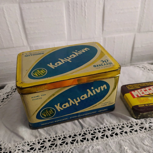 Vintage metal box Kalmalini and Meggezones used, pack