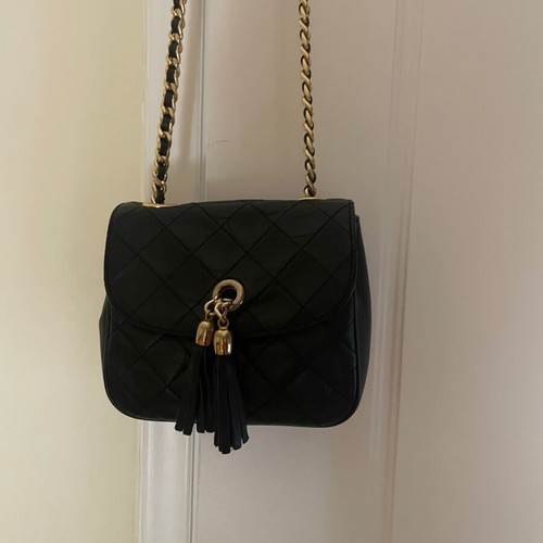 Shoulder bag used with black chain detail