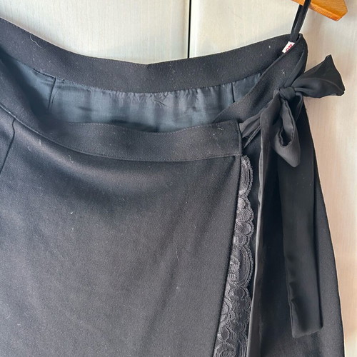 Tagier de Pies suit like new, black, lace fabric