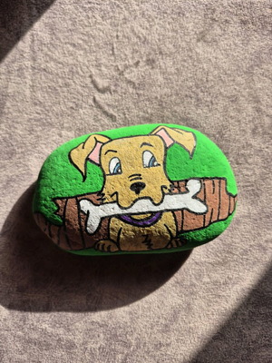 Διακοσμητική πέτρα με σκύλο καινούργια, ζωγραφισμένη με ακρυλικά και τέμπερες