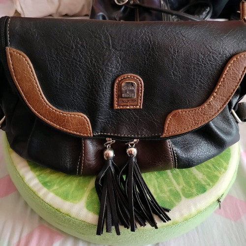 Charm and Shape shoulder bag like new, leather with tassels