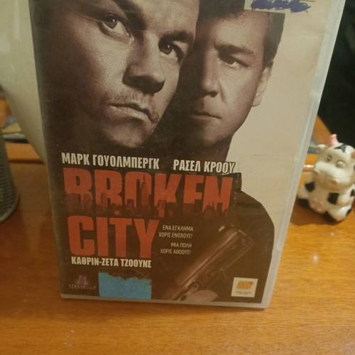 Broken City DVD like new with subtitles