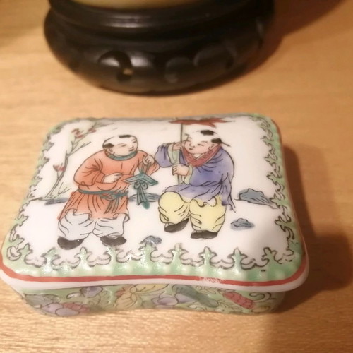 Porcelain decorative Chinese art antique containers in excellent condition