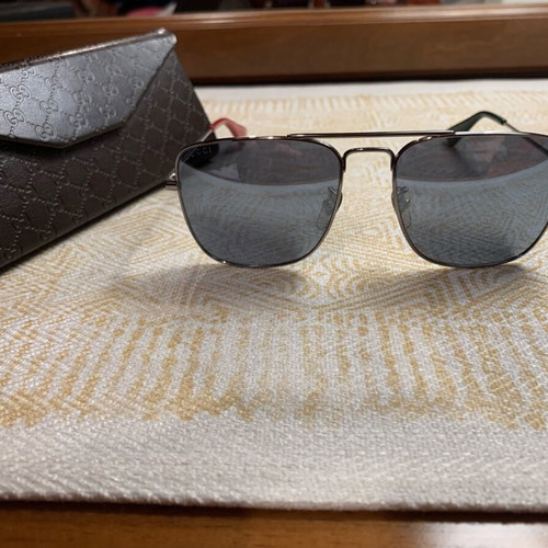 Gucci sunglasses like new, silver mirror lenses with green and red details