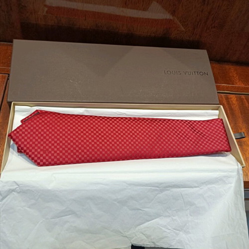 Louis Vuitton tie new, red and pink