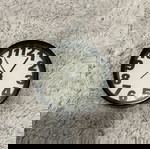  Πωλείται ρολόι  χρώματος μαύρος 8*8 εκατοστά με μπαταρία .
