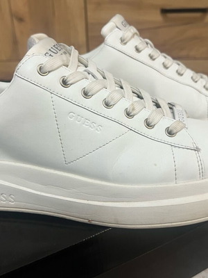 Guess men's sneaker 43 like new, white