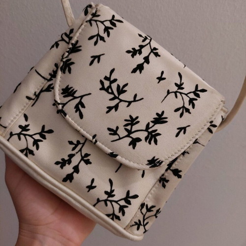 Women vintage white shoulder bag with wallet like new