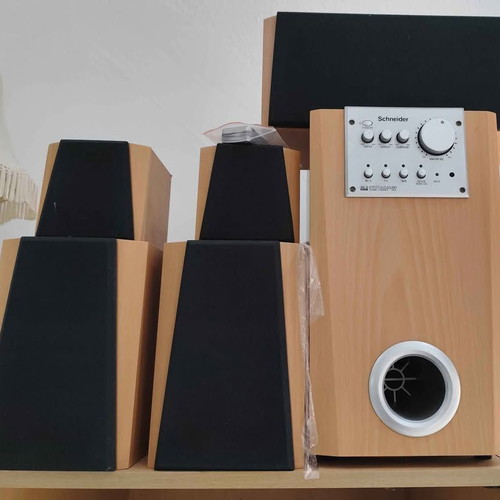 Home Cinema Schneider like new, wooden construction with remote control