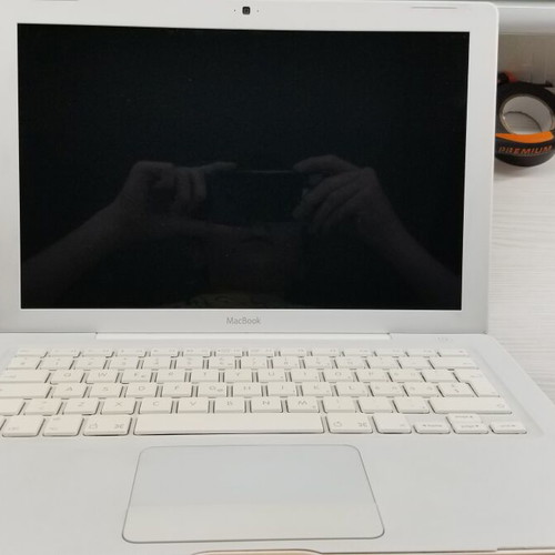 Apple MacBook A1181 early 2007 laptop, 4GB RAM, 250GB HDD