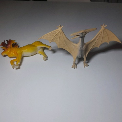Rubber dinosaurs and animals used, set of 31 pieces