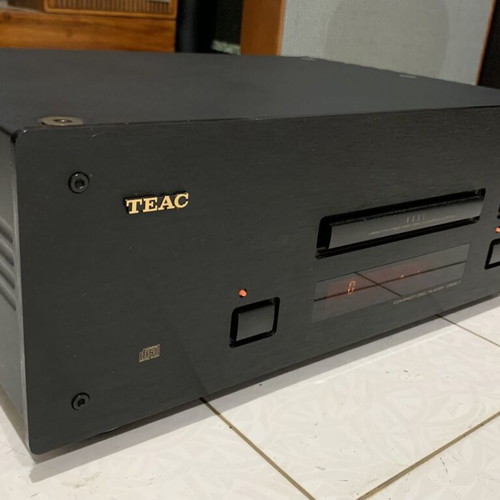 TEAC VRDS 7 CD player used with defect