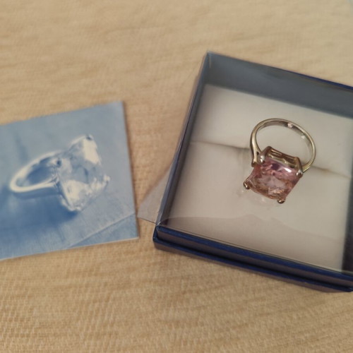 De Agostini Collectible Ring with Pink Stone like new