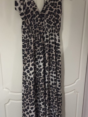 Maxi dress animal print with elastic under bust, one size, like new