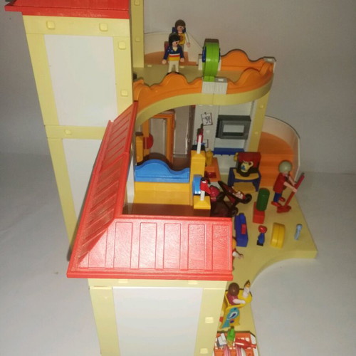 Playmobil 5567 large daycare like new with accessories and figures