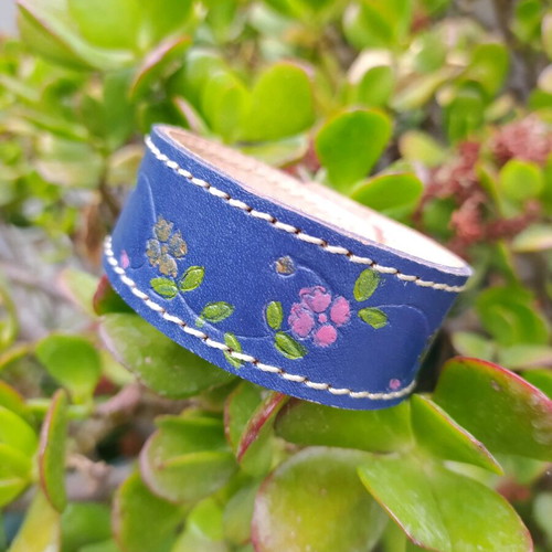 Leather bracelet with painted flowers