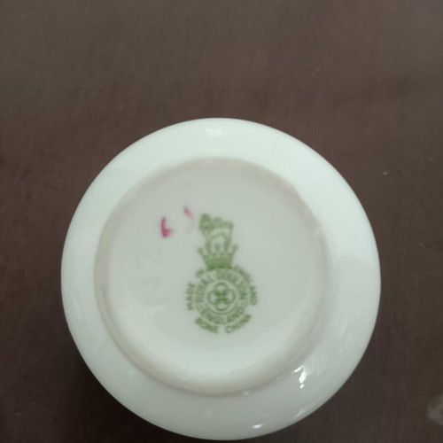Royal Doulton small decorative piece with flowers like new, 6 cm