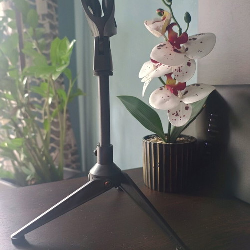 Mobile phone and microphone desk stands like new