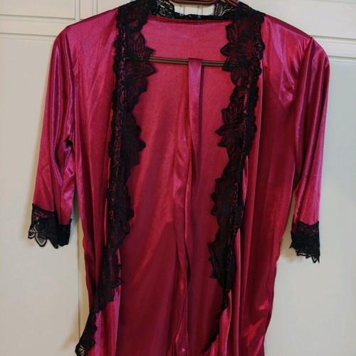 Short satin robe with black lace new, black and red