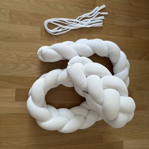 Sparrow braided crib bumper like new, white velour
