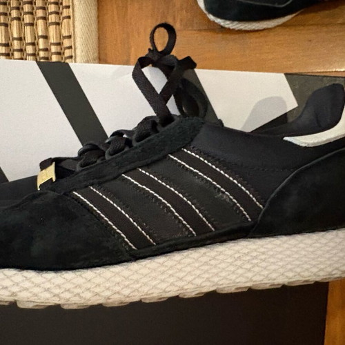 Adidas athletic shoes size 43 like new with suede parts