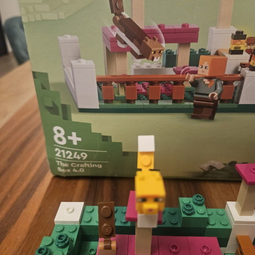 Lego Minecraft The Crafting Box 4.0 (21249) set