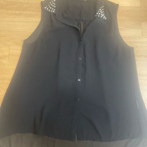 Black sleeveless shirt with studs like new
