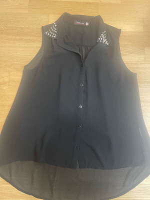 Black sleeveless shirt with studs like new
