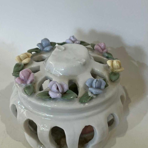 Vintage porcelain decorative figurines set of 3 used, floral details