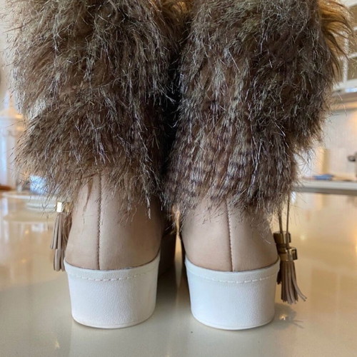 Carrano ankle boots with fur made of leather like new, beige