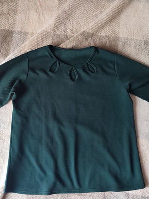 Long-sleeve shirt with chest design like new, size XXXL, cypress green
