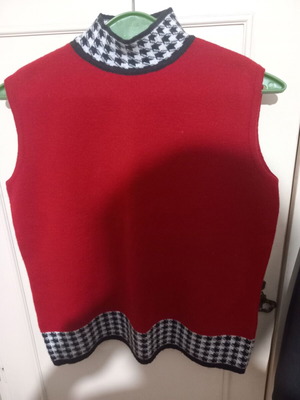 Women's knitted sleeveless vest used, size Large, red