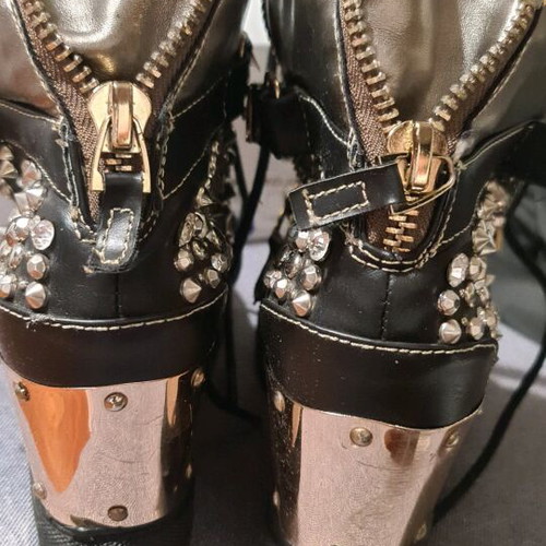 Sneakers with studs and gold details like new