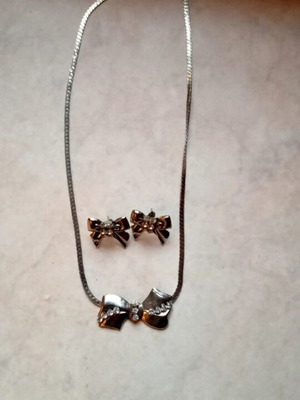 Silver jewelry set with bow-shaped earrings and necklace