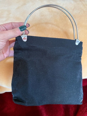 Τσάντα χειρός μαύρη με ασημί μεταλλικά χεράκια μεταχειρισμένη