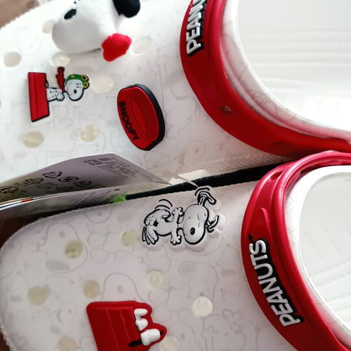 Crocs Peanuts Snoopy Unisex Size 41-42 New in Packaging