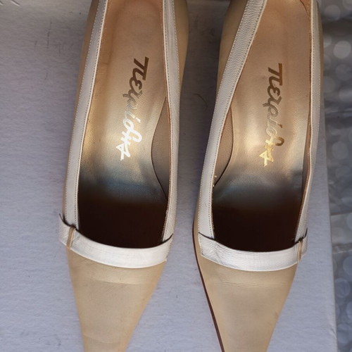 Leather Petridis pumps like new, heel 7 cm, white beige