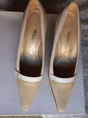 Leather Petridis pumps like new, heel 7 cm, white beige