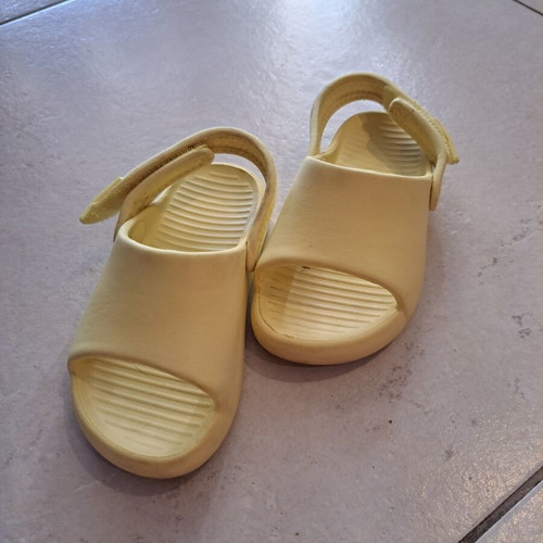 Zara kids sandals size 25 like new, yellow rubber with adjustable strap