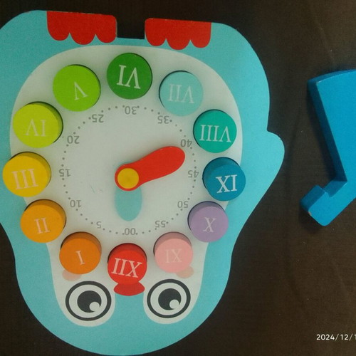 Educational learning clock like new with stand and manual hands